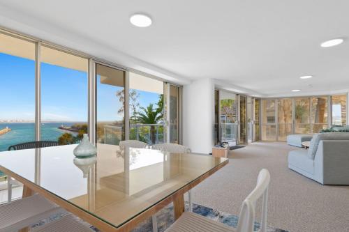 Oceanfront apartment on top of point Cartwright, Buddina (Foto 8)