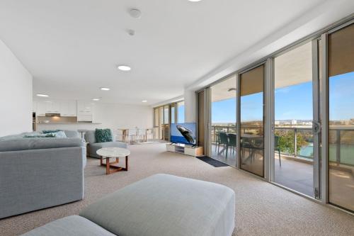 Oceanfront apartment on top of point Cartwright