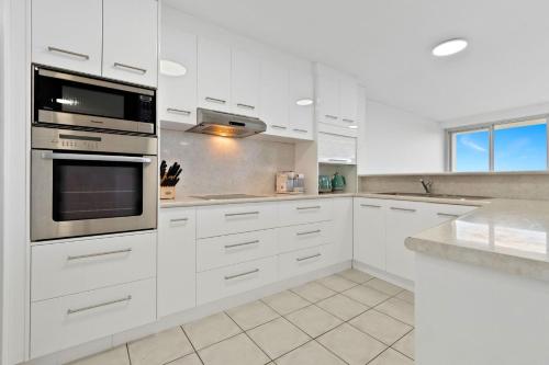 Oceanfront apartment on top of point Cartwright, Buddina (Foto 11)