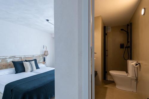 Quadruple Room with Balcony image 8
