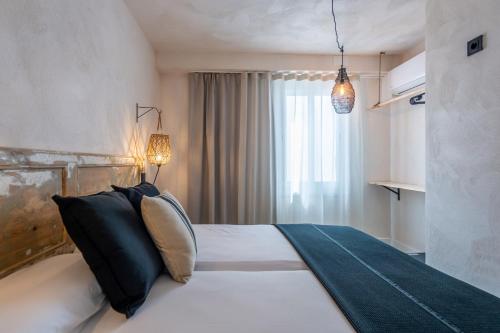 Quadruple Room with Balcony image 5
