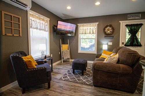 Mountain Haven Dragons Nest Cabin in Robbinsville, USA