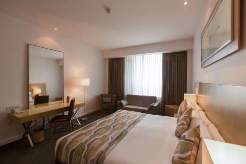 Park Plaza Cardiff - image 8