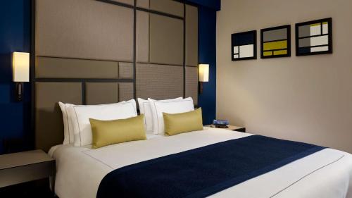 1 king bed, 2 twin beds