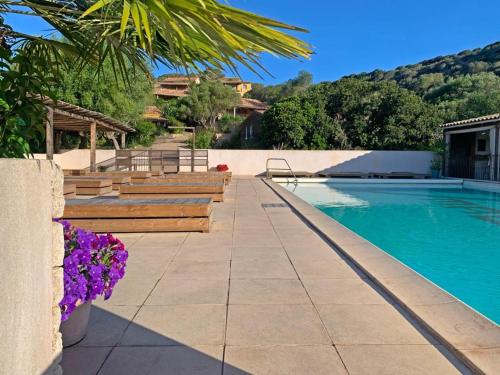 2 bedrooms, 5 beds