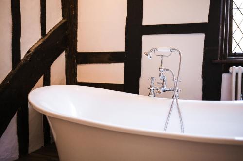 浴室, Taylour House - Edenbridge, sleeps 10, historic, unique yet modern in 伊登布里奇