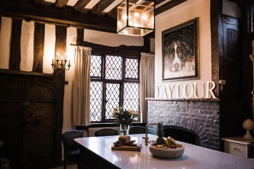Taylour House - Edenbridge, sleeps 10, historic, unique yet modern in 伊登布里奇