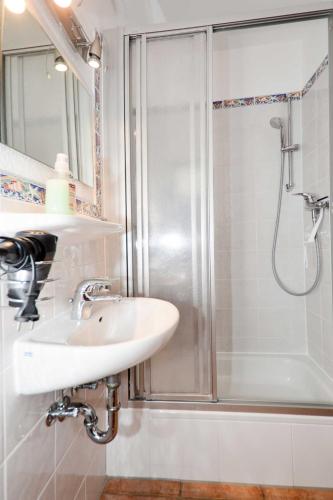 Reetdachhaus Malve 3 im Feriendorf Puddeminer Wiek Reetdachhaus Malve 3 im Feriendorf Puddeminer Wiek