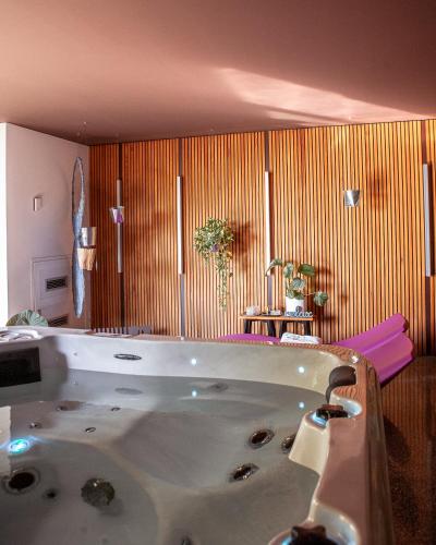 Karstais baseins, Villa Alma Vista in Vipolže