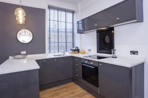 City Apartments - Fossgate Bridge - image 8