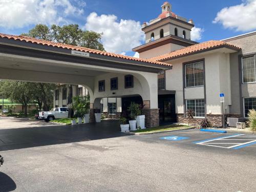 Red Roof PLUS+ & Suites Tampa