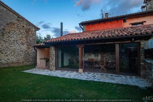 CASA RURAL LA CORVA in Triollo
