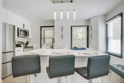 Modern Raleigh Vacation Rental about 3 Mi to Downtown! in Raleigh, USA
