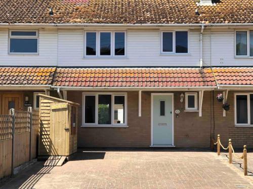 3 Bed House - Sleeps 6 - Garden - Parking - Wifi gîte à louer Camber Sands