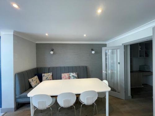 Picture of Ascot Stunning And Modern 4 Bedroom Town House With 156 Sq Ft Garden Office