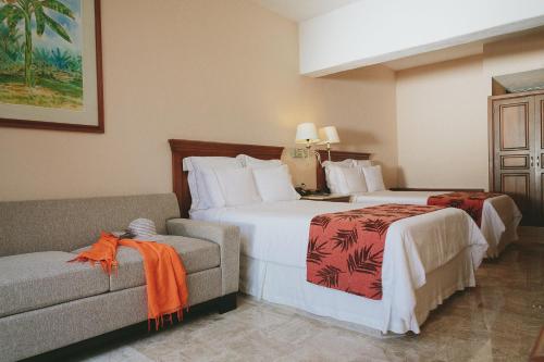 Family Room image 9