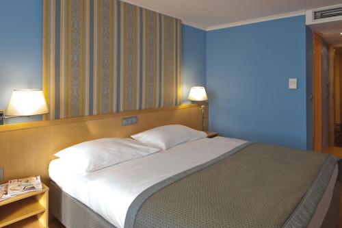 Classic Double Room image 7