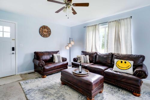 4 Mi to Michigan Stadium Cozy Home with Fire Pit! in Ann Arbor, USA