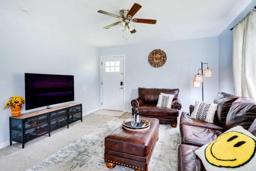 4 Mi to Michigan Stadium Cozy Home with Fire Pit! in Ann Arbor, USA