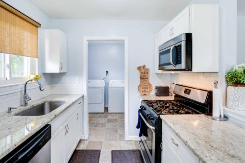 4 Mi to Michigan Stadium Cozy Home with Fire Pit! in Ann Arbor, USA