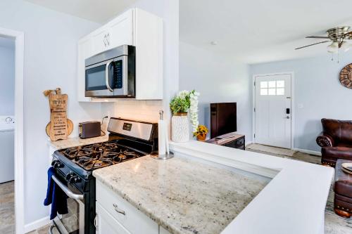 4 Mi to Michigan Stadium Cozy Home with Fire Pit! in Ann Arbor, USA