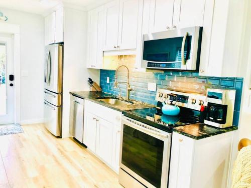 Jacksonville Blue Bungalow Retreat Comfortable 2 Bedroom Haven in Jacksonville, USA