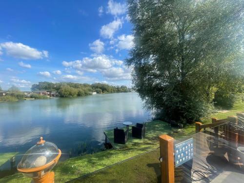 Indulgence Lakeside Lodge i2 with hot tub, private fishing peg situated at Tattershall Lakes Country Park