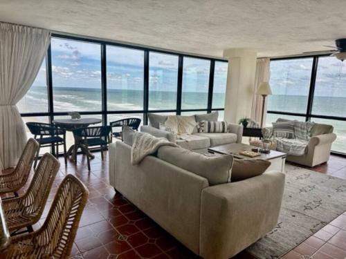 beautiful oceanfront two bedroom condo in Daytona Beach, USA
