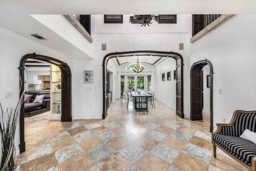 Villa sleeps 18 in Miami Shores with Movie theater / Pool / Jacuzzi in Miami, USA