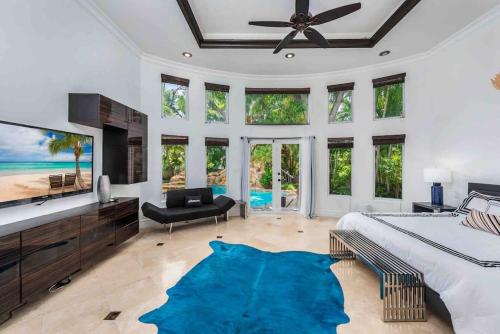 Villa sleeps 18 in Miami Shores with Movie theater / Pool / Jacuzzi in Miami, USA