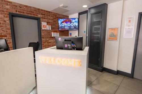 Hall, easyHotel Croydon in Croydon