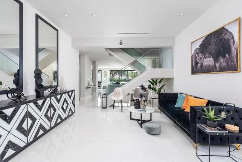 Waterfront Villa in Hollywood! Heated Pool and Game room in Hollywood, USA