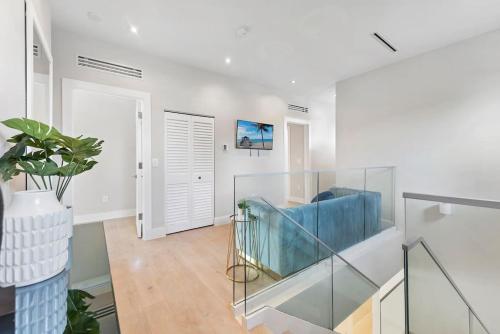 Waterfront Villa in Hollywood! Heated Pool and Game room in Hollywood, USA