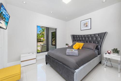 Waterfront Villa in Hollywood! Heated Pool and Game room in Hollywood, USA