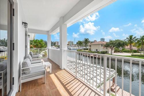 Waterfront Villa in Hollywood! Heated Pool and Game room in Hollywood, USA
