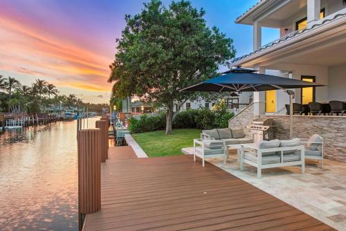 Waterfront Villa in Hollywood! Heated Pool and Game room in Hollywood, USA