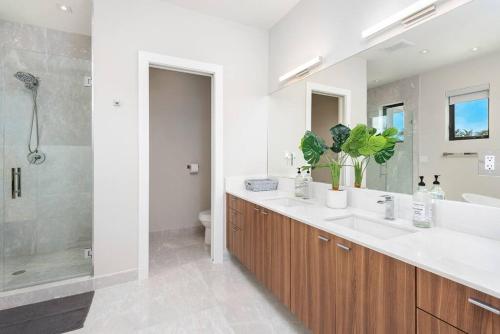 Waterfront Villa in Hollywood! Heated Pool and Game room in Hollywood, USA