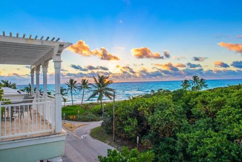 Oceanfront 4 Bedroom Villa with Pool Steps to the Beach! in Hollywood, USA