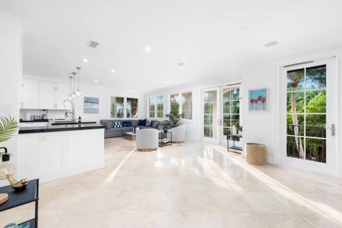 Oceanfront 4 Bedroom Villa with Pool Steps to the Beach! in Hollywood, USA