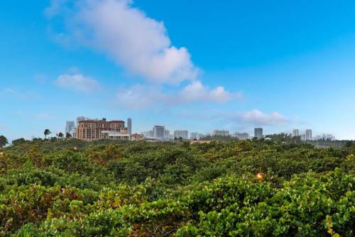 Oceanfront 4 Bedroom Villa with Pool Steps to the Beach! in Hollywood, USA