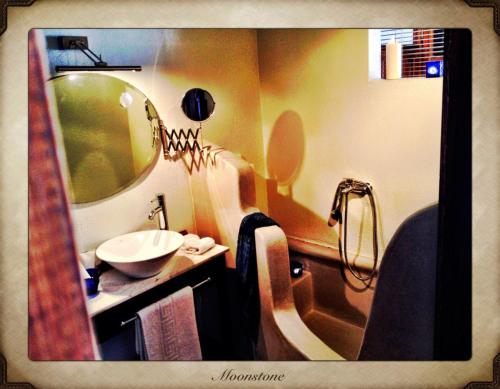 Double Room with Balcony image 7
