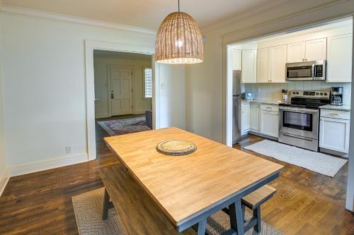 Lexington Condo with Balcony 1 Mi to UK Campus! in Lexington, USA