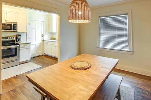 Lexington Condo with Balcony 1 Mi to UK Campus! in Lexington, USA