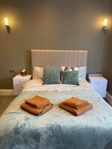 Modern huge double room with private bathroom in Colindale