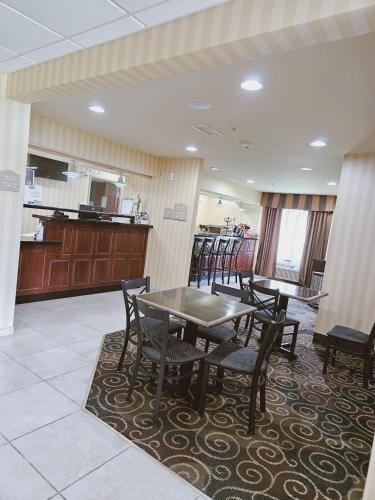 Előcsarnok, Cobblestone Inn & Suites - Bloomfield in Bloomfield (IA)