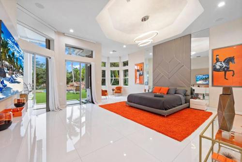 7 Bedroom Villa with Basketball Court, Lake, Movie Theater in Davie! in Davie, USA