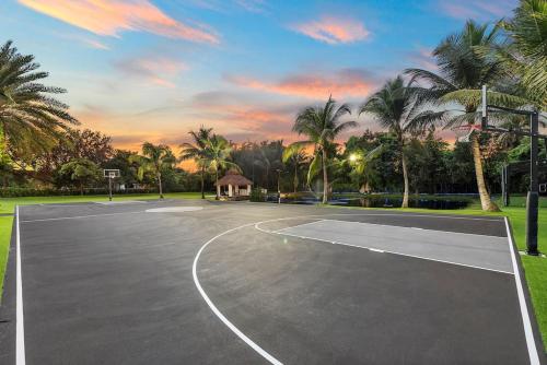 7 Bedroom Villa with Basketball Court, Lake, Movie Theater in Davie! in Davie, USA