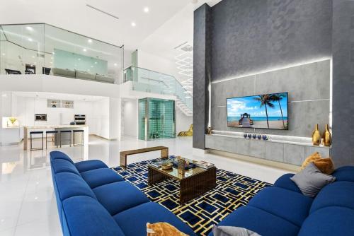 7 Bedroom Villa with Basketball Court, Lake, Movie Theater in Davie! in Davie, USA
