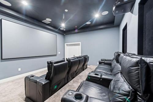 7 Bedroom Villa with Basketball Court, Lake, Movie Theater in Davie! in Davie, USA