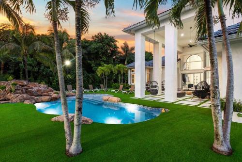 7 Bedroom Villa with Basketball Court, Lake, Movie Theater in Davie! in Davie, USA